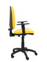 Chaise de bureau Aýna avec mécanisme Contact permanent de base, revêtue de tissu jaune. Équipée d'une base en polyamide noir, d'accoudoirs 1D et de roulettes en nylon de 50 mm.