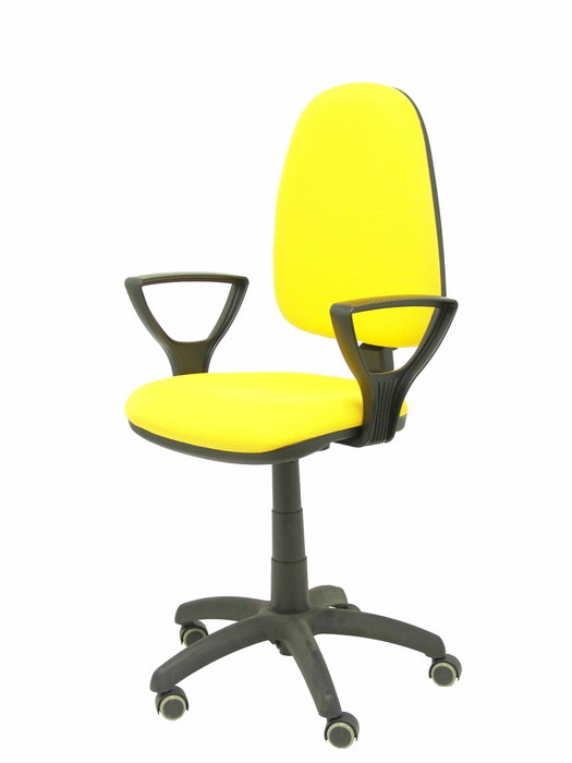 Chaise de bureau Aýna avec mécanisme Contact permanent de base, revêtue de tissu jaune. Équipée d'une base en polyamide noir, d'accoudoirs fixes et de roulettes pour parquet