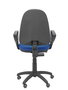 Chaise de bureau Aýna avec mécanisme Contact permanent de base, revêtue de tissu bleu. Équipée d'une base en polyamide noir, d'accoudoirs fixes et de roulettes pour parquet