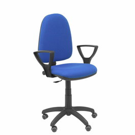 Chaise de bureau Aýna avec mécanisme Contact permanent de base, revêtue de tissu bleu. Équipée d'une base en polyamide noir, d'accoudoirs fixes et de roulettes pour parquet