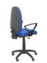 Chaise de bureau Aýna avec mécanisme Contact permanent de base, revêtue de tissu bleu. Équipée d'une base en polyamide noir, d'accoudoirs fixes et de roulettes pour parquet