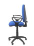 Chaise de bureau Aýna avec mécanisme Contact permanent de base, revêtue de tissu bleu. Équipée d'une base en polyamide noir, d'accoudoirs fixes et de roulettes pour parquet