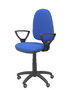 Chaise de bureau Aýna avec mécanisme Contact permanent de base, revêtue de tissu bleu. Équipée d'une base en polyamide noir, d'accoudoirs fixes et de roulettes pour parquet