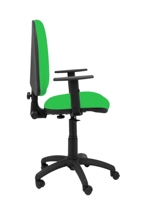 Chaise de bureau Aýna avec mécanisme Contact permanent de base, revêtue de tissu couleur Pistache. Équipée d'une base en polyamide noir, d'accoudoirs 1D et de roulettes en nylon de 50 mm