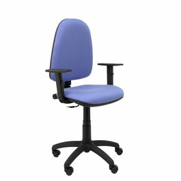 Chaise de bureau Aýna avec mécanisme Contact permanent de base, revêtue de tissu bleu clair. Équipée d'une base en polyamide noir, d'accoudoirs 1D et de roulettes en nylon de 50 mm