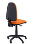 Chaise de bureau Aýna avec mécanisme Contact permanent de base, rembourrée de tissu orange. Équipée d'une base en polyamide noir, sans accoudoirs et avec roulettes pour parquet