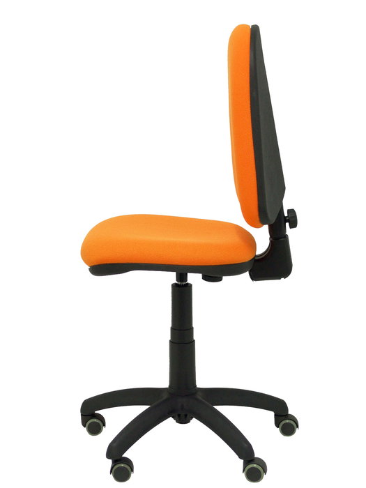 Chaise de bureau Aýna avec mécanisme Contact permanent de base, rembourrée de tissu orange. Équipée d'une base en polyamide noir, sans accoudoirs et avec roulettes pour parquet