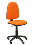 Chaise de bureau Aýna avec mécanisme Contact permanent de base, rembourrée de tissu orange. Équipée d'une base en polyamide noir, sans accoudoirs et avec roulettes pour parquet