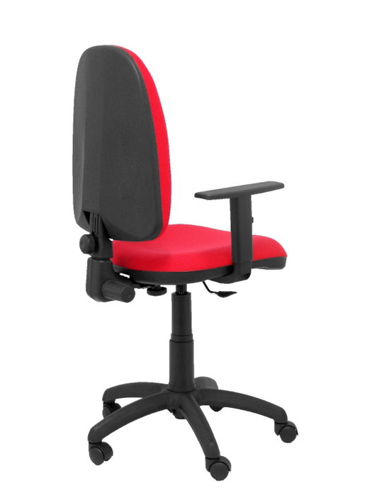 Chaise de bureau Aýna avec mécanisme Contact permanent de base, revêtue de tissu rouge. Équipée d'une base en polyamide noir, d'accoudoirs 1D et de roulettes en nylon de 50 mm