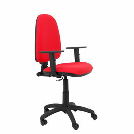 Chaise de bureau Aýna avec mécanisme Contact permanent de base, revêtue de tissu rouge. Équipée d'une base en polyamide noir, d'accoudoirs 1D et de roulettes en nylon de 50 mm