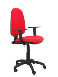 Chaise de bureau Aýna avec mécanisme Contact permanent de base, revêtue de tissu rouge. Équipée d'une base en polyamide noir, d'accoudoirs 1D et de roulettes en nylon de 50 mm
