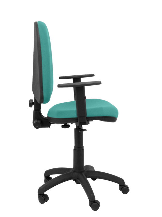 Chaise de bureau Aýna avec mécanisme de contact permanent de base, rembourrée de tissu turquoise. Équipée d'une base en polyamide noir, d'accoudoirs 1D et de roulettes en nylon de 50 mm.