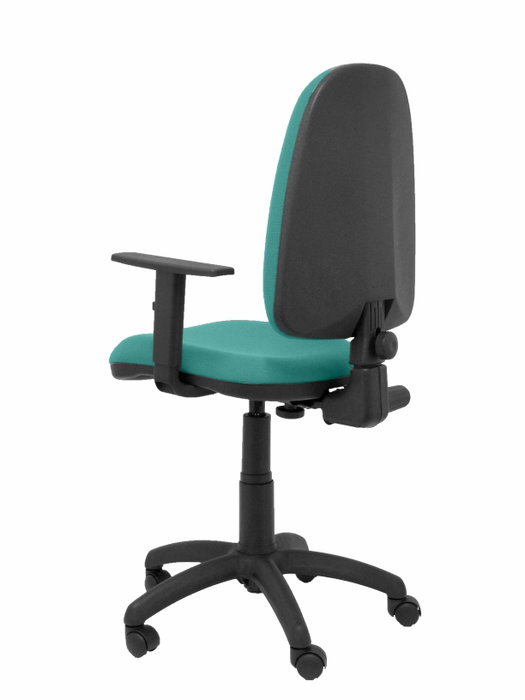 Chaise de bureau Aýna avec mécanisme de contact permanent de base, rembourrée de tissu turquoise. Équipée d'une base en polyamide noir, d'accoudoirs 1D et de roulettes en nylon de 50 mm.