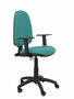 Chaise de bureau Aýna avec mécanisme de contact permanent de base, rembourrée de tissu turquoise. Équipée d'une base en polyamide noir, d'accoudoirs 1D et de roulettes en nylon de 50 mm.