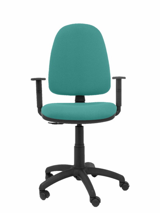Chaise de bureau Aýna avec mécanisme de contact permanent de base, rembourrée de tissu turquoise. Équipée d'une base en polyamide noir, d'accoudoirs 1D et de roulettes en nylon de 50 mm.