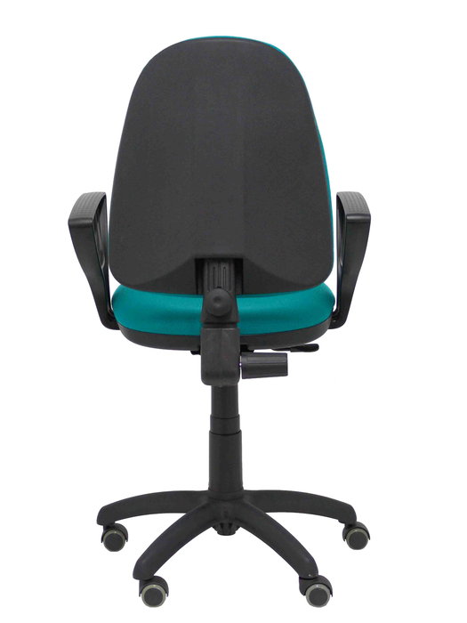 Chaise de bureau Aýna avec mécanisme Contact permanent de base, rembourrée de tissu couleur turquoise. Équipée d'une base en polyamide noir, d'accoudoirs fixes et de roulettes pour parquet