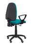 Chaise de bureau Aýna avec mécanisme Contact permanent de base, rembourrée de tissu couleur turquoise. Équipée d'une base en polyamide noir, d'accoudoirs fixes et de roulettes pour parquet