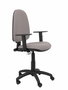 Chaise de bureau Aýna avec mécanisme Contact permanent de base, rembourrée de tissu gris clair. Équipée d'une base en polyamide noir, d'accoudoirs 1D et de roulettes en nylon de 50 mm.