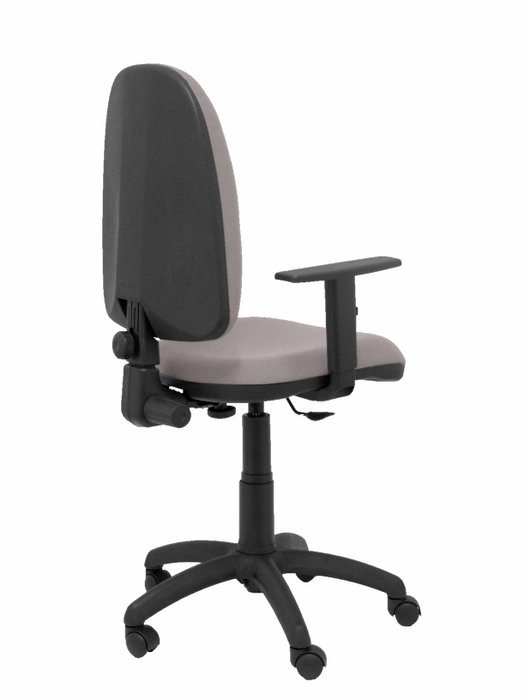 Chaise de bureau Aýna avec mécanisme Contact permanent de base, rembourrée de tissu gris clair. Équipée d'une base en polyamide noir, d'accoudoirs 1D et de roulettes en nylon de 50 mm.