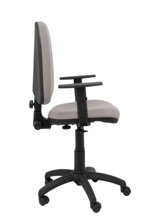 Chaise de bureau Aýna avec mécanisme Contact permanent de base, rembourrée de tissu gris clair. Équipée d'une base en polyamide noir, d'accoudoirs 1D et de roulettes en nylon de 50 mm.