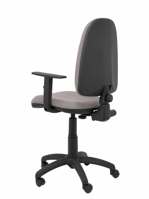 Chaise de bureau Aýna avec mécanisme Contact permanent de base, rembourrée de tissu gris clair. Équipée d'une base en polyamide noir, d'accoudoirs 1D et de roulettes en nylon de 50 mm.