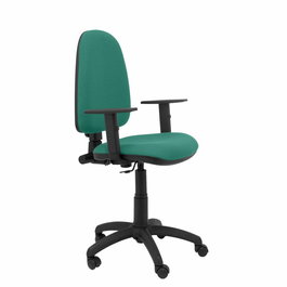 Chaise de bureau Aýna avec mécanisme Contact permanent de base, rembourrée de tissu vert émeraude. Équipée d'une base en polyamide noir, d'accoudoirs 1D et de roulettes en nylon de 50 mm