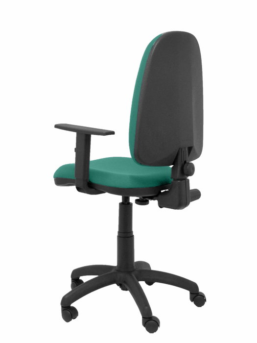 Chaise de bureau Aýna avec mécanisme Contact permanent de base, rembourrée de tissu vert émeraude. Équipée d'une base en polyamide noir, d'accoudoirs 1D et de roulettes en nylon de 50 mm