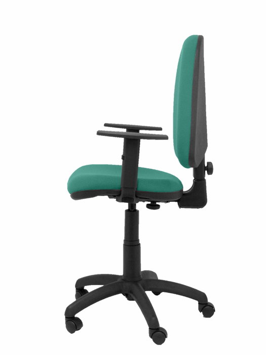 Chaise de bureau Aýna avec mécanisme Contact permanent de base, rembourrée de tissu vert émeraude. Équipée d'une base en polyamide noir, d'accoudoirs 1D et de roulettes en nylon de 50 mm