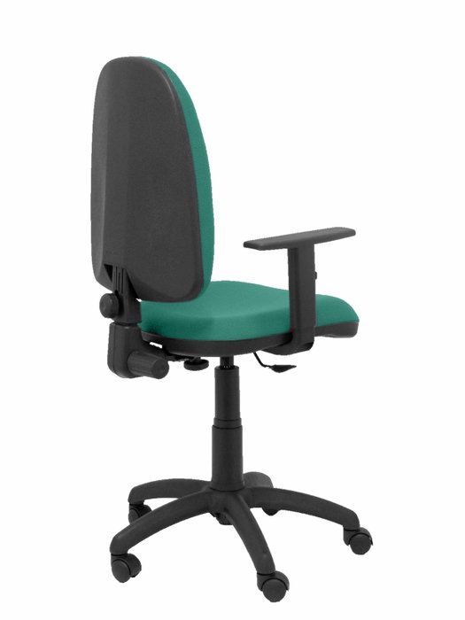 Chaise de bureau Aýna avec mécanisme Contact permanent de base, rembourrée de tissu vert émeraude. Équipée d'une base en polyamide noir, d'accoudoirs 1D et de roulettes en nylon de 50 mm