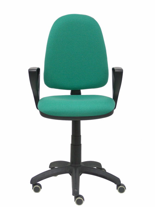 Chaise de bureau Aýna avec mécanisme Contact permanent de base, rembourrée de tissu vert émeraude. Équipée d'une base en polyamide noir, d'accoudoirs fixes et de roulettes pour parquet