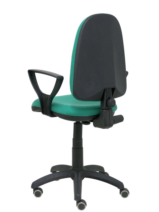 Chaise de bureau Aýna avec mécanisme Contact permanent de base, rembourrée de tissu vert émeraude. Équipée d'une base en polyamide noir, d'accoudoirs fixes et de roulettes pour parquet