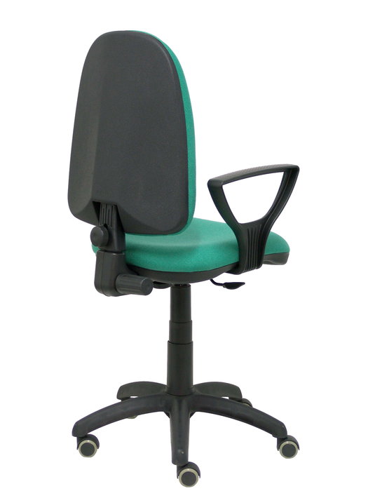 Chaise de bureau Aýna avec mécanisme Contact permanent de base, rembourrée de tissu vert émeraude. Équipée d'une base en polyamide noir, d'accoudoirs fixes et de roulettes pour parquet