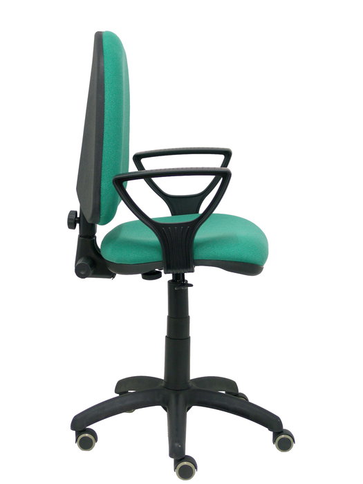 Chaise de bureau Aýna avec mécanisme Contact permanent de base, rembourrée de tissu vert émeraude. Équipée d'une base en polyamide noir, d'accoudoirs fixes et de roulettes pour parquet