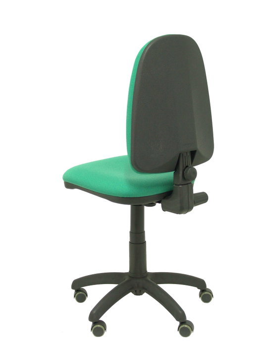 Chaise de bureau Aýna avec mécanisme Contact permanent de base, rembourrée de tissu vert émeraude. Équipée d'une base en polyamide noir, sans accoudoirs et avec des roulettes pour parquet