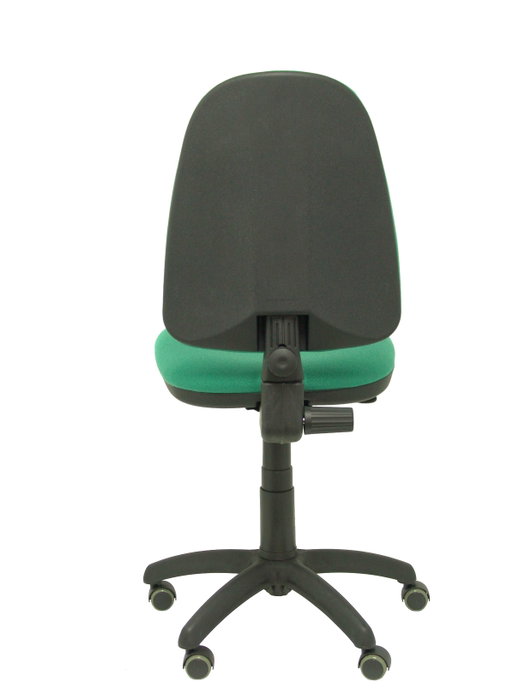 Chaise de bureau Aýna avec mécanisme Contact permanent de base, rembourrée de tissu vert émeraude. Équipée d'une base en polyamide noir, sans accoudoirs et avec des roulettes pour parquet