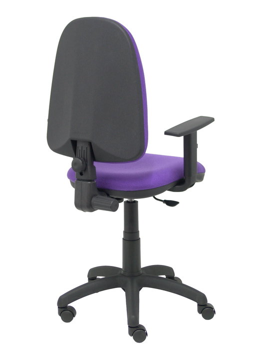 Chaise de bureau Aýna avec mécanisme Contact permanent de base, revêtue de tissu couleur lilas. Équipée d'une base en polyamide noir, d'accoudoirs 1D et de roulettes en nylon de 50 mm.