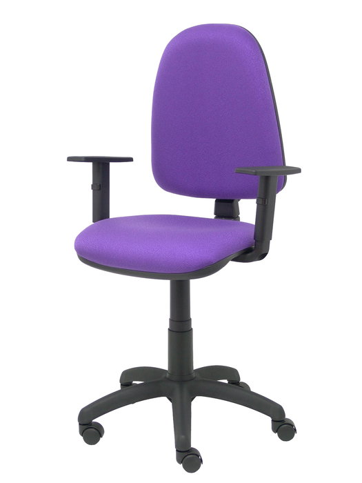 Chaise de bureau Aýna avec mécanisme Contact permanent de base, revêtue de tissu couleur lilas. Équipée d'une base en polyamide noir, d'accoudoirs 1D et de roulettes en nylon de 50 mm.