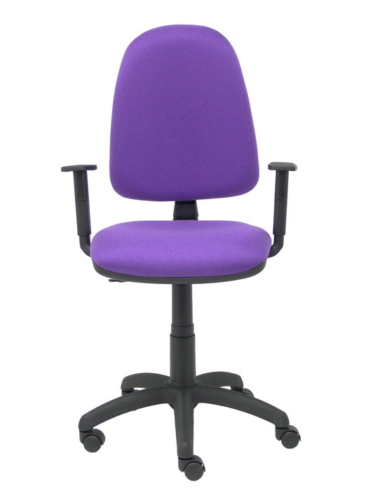 Chaise de bureau Aýna avec mécanisme Contact permanent de base, revêtue de tissu couleur lilas. Équipée d'une base en polyamide noir, d'accoudoirs 1D et de roulettes en nylon de 50 mm.
