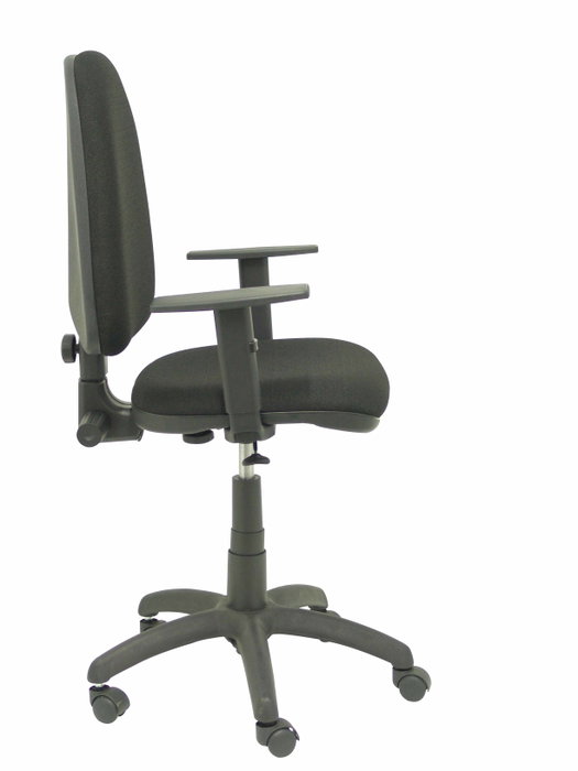 Chaise de bureau Aýna avec mécanisme de contact permanent de base, revêtue de tissu noir. Équipée d'une base en polyamide noir, d'accoudoirs 1D et de roulettes en nylon de 50 mm