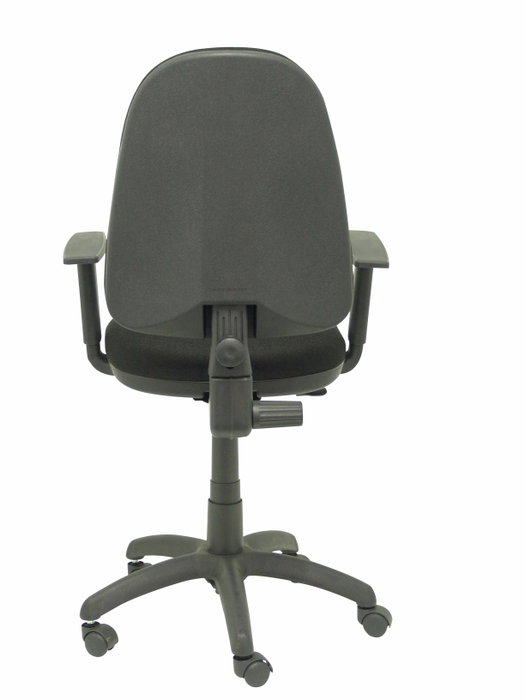 Chaise de bureau Aýna avec mécanisme de contact permanent de base, revêtue de tissu noir. Équipée d'une base en polyamide noir, d'accoudoirs 1D et de roulettes en nylon de 50 mm