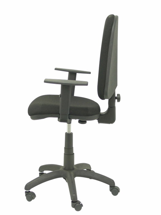 Chaise de bureau Aýna avec mécanisme de contact permanent de base, revêtue de tissu noir. Équipée d'une base en polyamide noir, d'accoudoirs 1D et de roulettes en nylon de 50 mm