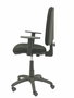 Chaise de bureau Aýna avec mécanisme de contact permanent de base, revêtue de tissu noir. Équipée d'une base en polyamide noir, d'accoudoirs 1D et de roulettes en nylon de 50 mm
