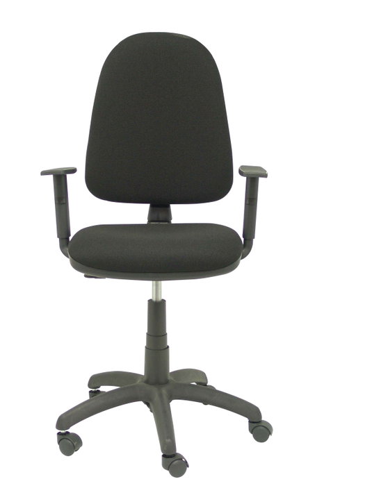 Chaise de bureau Aýna avec mécanisme de contact permanent de base, revêtue de tissu noir. Équipée d'une base en polyamide noir, d'accoudoirs 1D et de roulettes en nylon de 50 mm