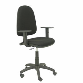 Chaise de bureau Aýna avec mécanisme de contact permanent de base, revêtue de tissu noir. Équipée d'une base en polyamide noir, d'accoudoirs 1D et de roulettes en nylon de 50 mm