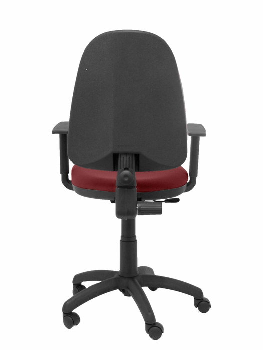 Chaise de bureau Aýna avec mécanisme Contact permanent de base, revêtue de tissu couleur grenat. Équipée d'une base en polyamide noir, d'accoudoirs 1D et de roulettes en nylon de 50 mm