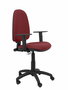 Chaise de bureau Aýna avec mécanisme Contact permanent de base, revêtue de tissu couleur grenat. Équipée d'une base en polyamide noir, d'accoudoirs 1D et de roulettes en nylon de 50 mm