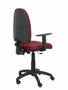 Chaise de bureau Aýna avec mécanisme Contact permanent de base, revêtue de tissu couleur grenat. Équipée d'une base en polyamide noir, d'accoudoirs 1D et de roulettes en nylon de 50 mm