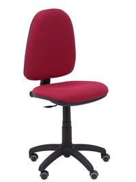 Chaise de bureau Aýna avec mécanisme Contact permanent de base, rembourrée de tissu couleur grenat. Équipée d'une base en polyamide noir, sans accoudoirs et avec roulettes pour parquet