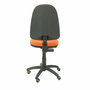 Chaise de bureau Aýna avec mécanisme Contact permanent de base, rembourrée en simili cuir orange. Équipée d'une base en polyamide noir, sans accoudoirs et avec des roulettes pour parquet