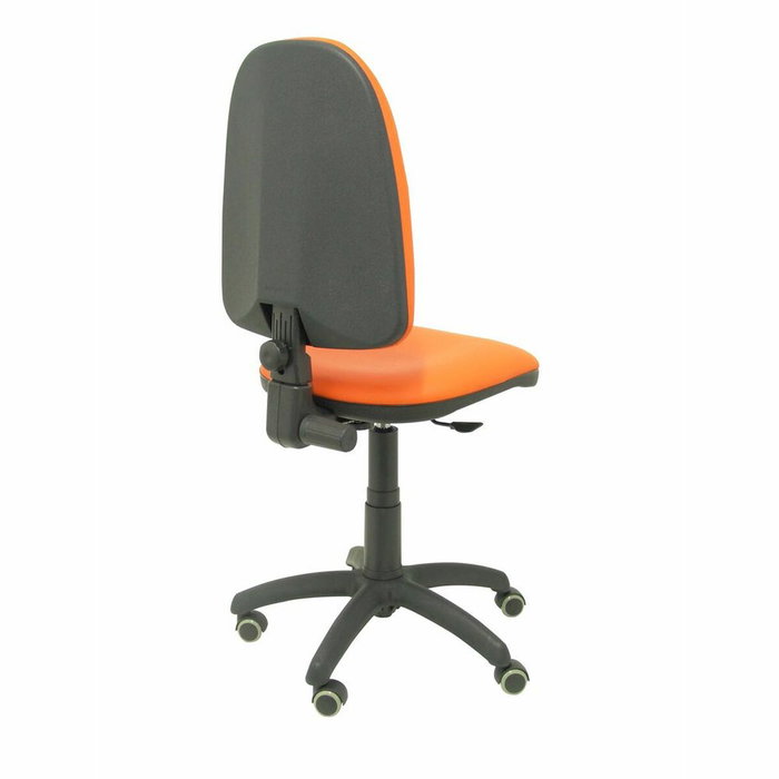 Chaise de bureau Aýna avec mécanisme Contact permanent de base, rembourrée en simili cuir orange. Équipée d'une base en polyamide noir, sans accoudoirs et avec des roulettes pour parquet Chaise de bureau Aýna avec mécanisme Contact permanent de base, rembourrée en simili cuir orange. Équipée d'une base en polyamide noir, sans accoudoirs et avec des roulettes pour parquet